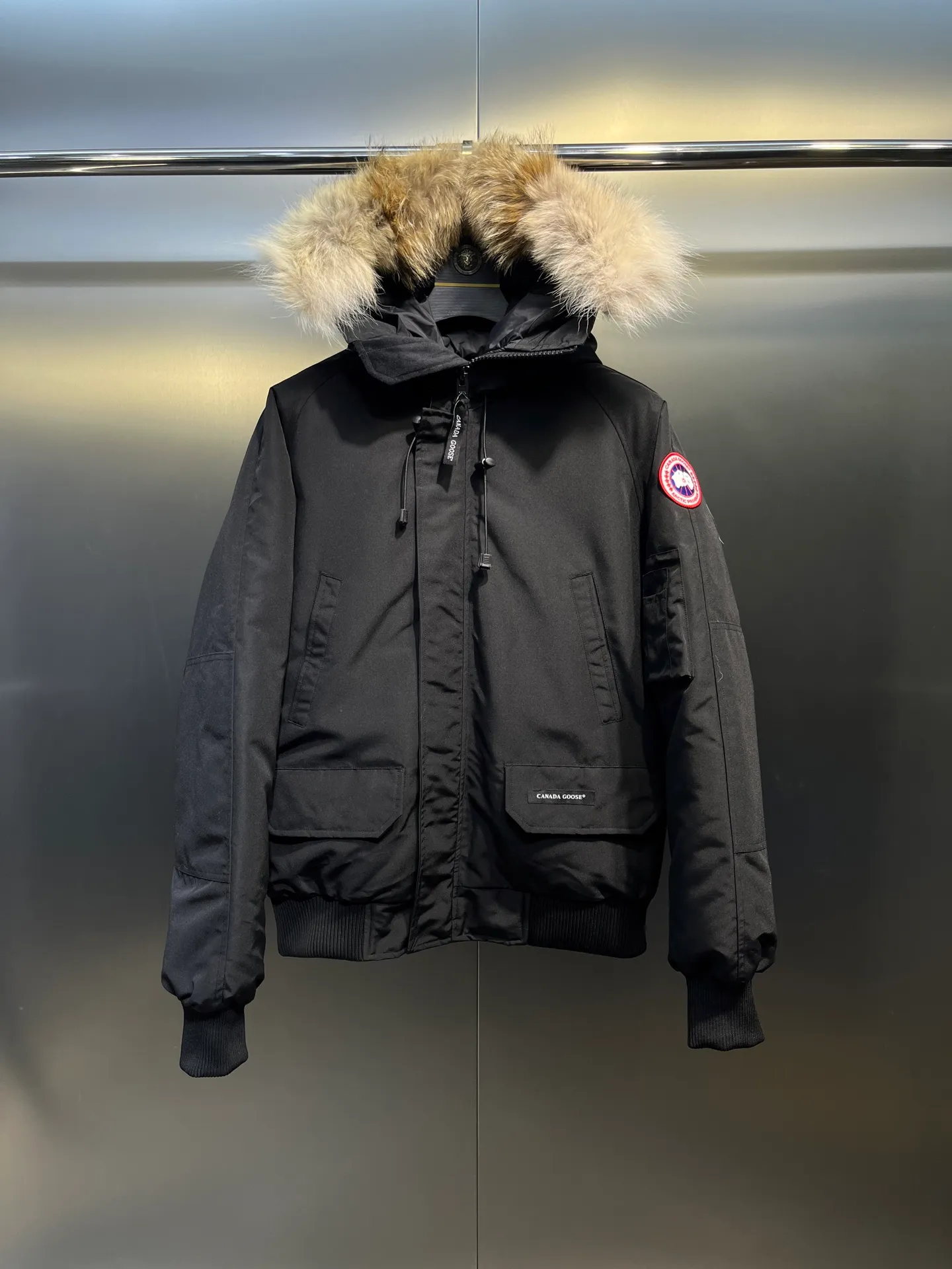 P720 high-end version black (new version of Big Goose 01) Canada Goose Canada Goose #Chilliwack 7999M bomber jacket short down jacket/01 model #Men and Women Same Style# ➖ Genuine synchronous anti-counterfeiting chip sensor! ➖ Imported 21S polyester-cotton blended original fabric [last year’s 16S/18S hard fabrics have been completely eliminated, this year all use 21S genuine synchronous fabrics, the soft mid-strap feels delicate and textured], genuine synchronous Feather-Light 10D waterproof coating fabric, made of 84.5 polyester fiber and 15.5 cotton, 100% the best feel in the entire network! ➖ The genuine official website is synchronized with the national standard 80 white duck down, you can check the official website customer service, there will never be a series of misleading claims such as 90 down or goose down! ➖ Using the best nylon lining with double double-layer sealing design, velvet-proof No. 7 needle + grid-filled down ready-made garments, there is 100% no so-called velvet running! ➖ The cuffs are designed with thickened seamless threads, and the collar and pockets are lined with top-quality polar fleece to keep you warm and comfortable! ➖ Yoshida YKK provides original custom-made electroplated sliders. YKK two-way lockable zippers are tight and smooth and will not peel off paint! ➖ 3M composite guarantees that the Velcro is the same as the original, durable, and all accessories and hardware are custom-made! ➖ Imported BEHRINGER embroidery machine to customize the 10,000-needle embroidery logo, 98% of which can be reproduced to restore the original logo. You can check and compare on the official website! ➖ The fur collars are all made of large pieces of Western Canadian blue wolf hide, ensuring that each fur collar is 13-15cm wide!   Size:XS-XXL